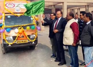 बेटी बचाओ बेटी पढ़ाओ प्रचार रथ को डीएम ने हरी झंडी दिखाकर किया रवाना beti-bachao-beti-padhao