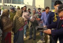 उत्तराखंड समिति ने मजदूरों एवं गरीब बच्चों को कम्बल एवं गर्म कपड़े बांटकर मनाया क्रिसमस डे blanket-distribution