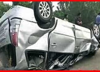 यमुना एक्सप्रेस-वे पर टायर फटने से कार पलटी, एक की मौत, सात लोग घायल car-accident in muzaffarnagar