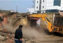 नोएडा में अतिक्रमण पर प्राधिकरण ने की सर्जिकल स्ट्राइक, 3500 वर्ग मीटर ज़मीन कराई खाली demolition-in-noida-sector-