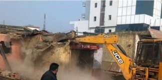 नोएडा में अतिक्रमण पर प्राधिकरण ने की सर्जिकल स्ट्राइक, 3500 वर्ग मीटर ज़मीन कराई खाली demolition-in-noida-sector-