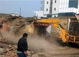 नोएडा में अतिक्रमण पर प्राधिकरण ने की सर्जिकल स्ट्राइक, 3500 वर्ग मीटर ज़मीन कराई खाली demolition-in-noida-sector-