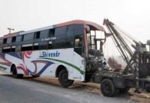 यमुना एक्सप्रेस वे पर ट्रक से टकराई डबल डेकर बस, 15 घायल double-decker-bus