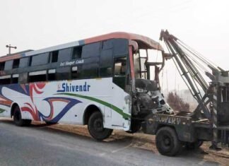 यमुना एक्सप्रेस वे पर ट्रक से टकराई डबल डेकर बस, 15 घायल double-decker-bus