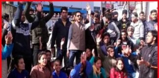 पौड़ी की छात्रा को जिंदा जलाने वाला आरोपी गिरफ्तार, फांसी की मांग को लेकर सड़कों पर उतरे लोग pauri-students-Protesting