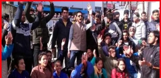 pauri-students-Protesting