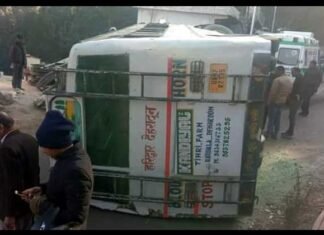 टिहरी-चंबा मार्ग पर बस पलटी, 14 घायल tihari-bus