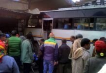 यात्रियों से भरी बस दुकान में जा घुसी, दर्दनाक हासदे में एक की मौत, तीन घायल Bus-accidentally-bumped-into-shop