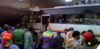 यात्रियों से भरी बस दुकान में जा घुसी, दर्दनाक हासदे में एक की मौत, तीन घायल Bus-accidentally-bumped-into-shop