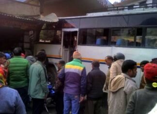 यात्रियों से भरी बस दुकान में जा घुसी, दर्दनाक हासदे में एक की मौत, तीन घायल Bus-accidentally-bumped-into-shop