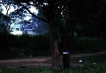 श्मशान के पास पेड़ से लटका मिला युवक का शव, जांच में जुटी पुलिस body-hanging-from-tree