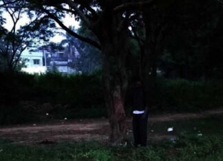 श्मशान के पास पेड़ से लटका मिला युवक का शव, जांच में जुटी पुलिस body-hanging-from-tree