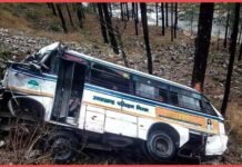 पौड़ी गढ़वाल में रोडवेज की बस खाई में गिरी bus-fell-into-ditch