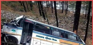 पौड़ी गढ़वाल में रोडवेज की बस खाई में गिरी bus-fell-into-ditch