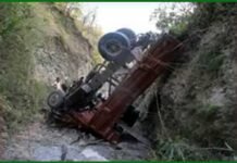 पौड़ी गढ़वाल में सड़क हादसा: पांच साल के मासूम समेत दो की मौत dumper-khayi-me-gira