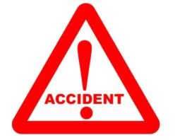सतपुली-कोटद्वार के बीच खाई में गिरी कार, एक की मौत, 2 घायल accident in pauri garhwal
