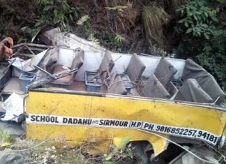 स्कूल बस खाई में गिरी, दर्दनाक हादसे में चालक सहित 7 बच्चों की मौत himanchal-bus-accident