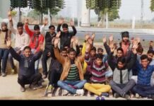 मेट्रो उदघाटन से पहले सफाई कर्मचारियों ने मेट्रो डिपो के गेट पर किया प्रदर्शन safayi-karmchari