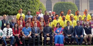 उत्तराखण्ड की झांकी के कलाकारों ने राष्ट्रपति रामनाथ कोविन्द से की भेंट uttarakhand-jhanki-ke-kalakar
