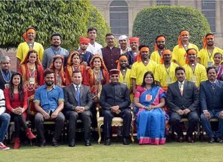 उत्तराखण्ड की झांकी के कलाकारों ने राष्ट्रपति रामनाथ कोविन्द से की भेंट uttarakhand-jhanki-ke-kalakar