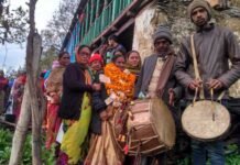 शिक्षिका मधु मिश्रा की सेवानिवृत्ति पर भावभीनी विदाई vidaayi