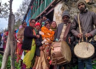 शिक्षिका मधु मिश्रा की सेवानिवृत्ति पर भावभीनी विदाई vidaayi