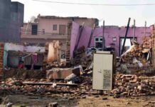 आंधी तूफान से तीन कालोनी में दो दर्जन मकान गिरे, बिजली के 43 खंभे टूटने से नौ गांवों की बिजली ठप आंधी तूफान