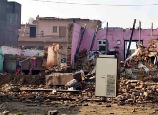 आंधी तूफान से तीन कालोनी में दो दर्जन मकान गिरे, बिजली के 43 खंभे टूटने से नौ गांवों की बिजली ठप आंधी तूफान