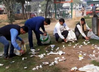 एक्टिव सिटीजन टीम ने शुरू किया शहर के बदहाल पार्कों का सफाई अभियान active-citigen-team--cleaning