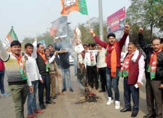 भाजपा पिछड़ा वर्ग मोर्चा कार्यकर्ताओं ने ममता बनर्जी का पुतला फूंका bjp-obc-morcha-greno