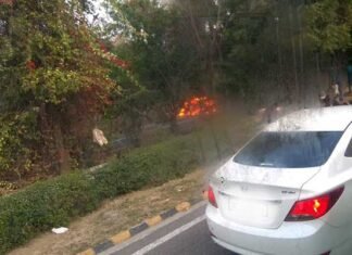 नोएडा एक्सप्रेसवे के पास चलती कार में लगी आग, धू-धू कर जली कार car-caught-fire