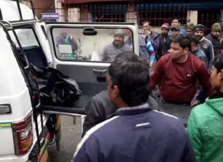 उत्तराखंड में मैक्स वाहन खाई में गिरा, 4 की मौत, 4 गंभीर रूप से घायल max-accident-in-rudrprayag