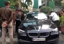 नोएडा में दिन दहाड़े बदमाशों ने BMW कार सवार युवक को गोली मारी noida-firing-case