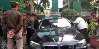 नोएडा में दिन दहाड़े बदमाशों ने BMW कार सवार युवक को गोली मारी noida-firing-case
