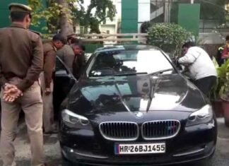 नोएडा में दिन दहाड़े बदमाशों ने BMW कार सवार युवक को गोली मारी noida-firing-case