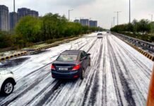 नोएडा-ग्रेटर नोएडा एक्सप्रेसवे पर जबर्दस्त ओले गिरने से सफ़ेद हुई सड़कें ola