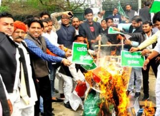 सामाजिक संगठनों द्वारा शहीदों को श्रधांजलि, आतंकवादियों का फूंका पुतला, पाकिस्तान की निकाली अर्थी pakistan-shav-yatra