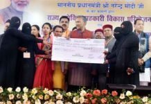 पीएम मोदी ने फोन से किया जनसभा को संबोधित, उत्तराखंड को दी 3340 करोड़ की सौगात, ख़राब मौसम के चलते नहीं पहुंच पाए रुद्रपुर pm-raily-rudrpur