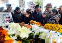 शहीद मेजर ढोंडियाल की अंतिम यात्रा में उमड़ा जनसैलाब, बहादुर पत्नी ने किया आखिरी सलाम shahid-mejor-bibhuti-dhoudiyal