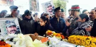 शहीद मेजर ढोंडियाल की अंतिम यात्रा में उमड़ा जनसैलाब, बहादुर पत्नी ने किया आखिरी सलाम shahid-mejor-bibhuti-dhoudiyal