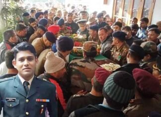 शहीद की अंतिम यात्रा: ….जब तक सूरज चाँद रहेगा मेजर तेरा नाम रहेगा. नारों से गूंज उठा देहरादून shahid-ki-anitm-yatra