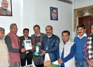मुख्यमंत्री ने किया सोलर लालटेन का लोकार्पण, एक बार चार्ज होने पर 13 घंटे तक देगी लाइट solar-laltain