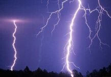 शव यात्रा में जा रहे लोगों पर गिरी आकाशीय बिजली, 9 लोगों की मौत thunder-light