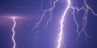 शव यात्रा में जा रहे लोगों पर गिरी आकाशीय बिजली, 9 लोगों की मौत thunder-light