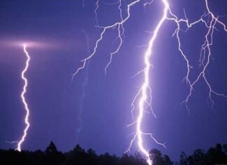 शव यात्रा में जा रहे लोगों पर गिरी आकाशीय बिजली, 9 लोगों की मौत thunder-light