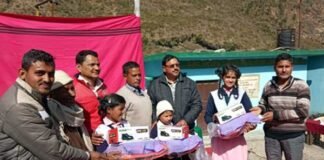 नोएडा की उलार लोक संस्था ने चौखुटिया में गोद लिए बच्चों को बांटी पाठ्य सामग्री ular-samajik-sanstha-noida