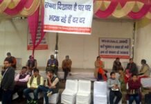 8 साल से भूखण्डों का पजेशन न मिलने पर आवंटियों ने ग्रेटर नोएडा अथॉरिटी गेट पर किया धरना प्रदर्शन zeeta-2-alloty