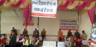 8 साल से भूखण्डों का पजेशन न मिलने पर आवंटियों ने ग्रेटर नोएडा अथॉरिटी गेट पर किया धरना प्रदर्शन zeeta-2-alloty