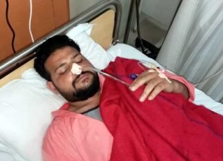 ग्रेटर नोएडा अथॉरिटी के सीईओ के सामने संविदा कर्मी ने खाया जहर Contractual worker eaten poison