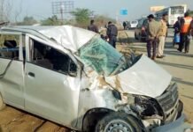 यमुना एक्सप्रेसवे पर हादसा: तेज रफ़्तार कार पलटी accident in yamuna expressway